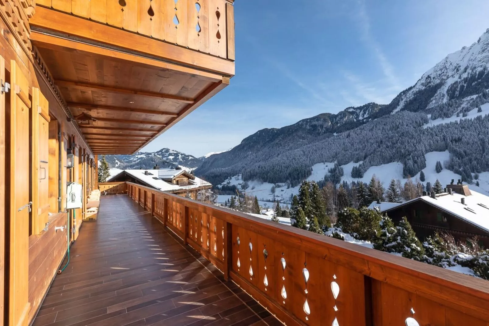 Beautiful Alpine Luxury Flat in Rougemont-Terrasbalkon