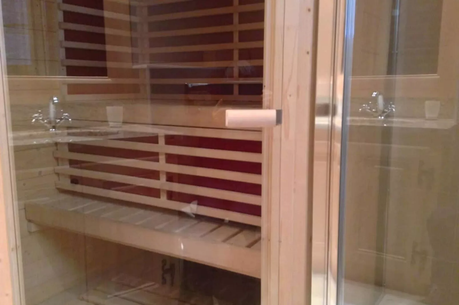 Luxurious Flat with Jacuzzi & Sauna-Badkamer