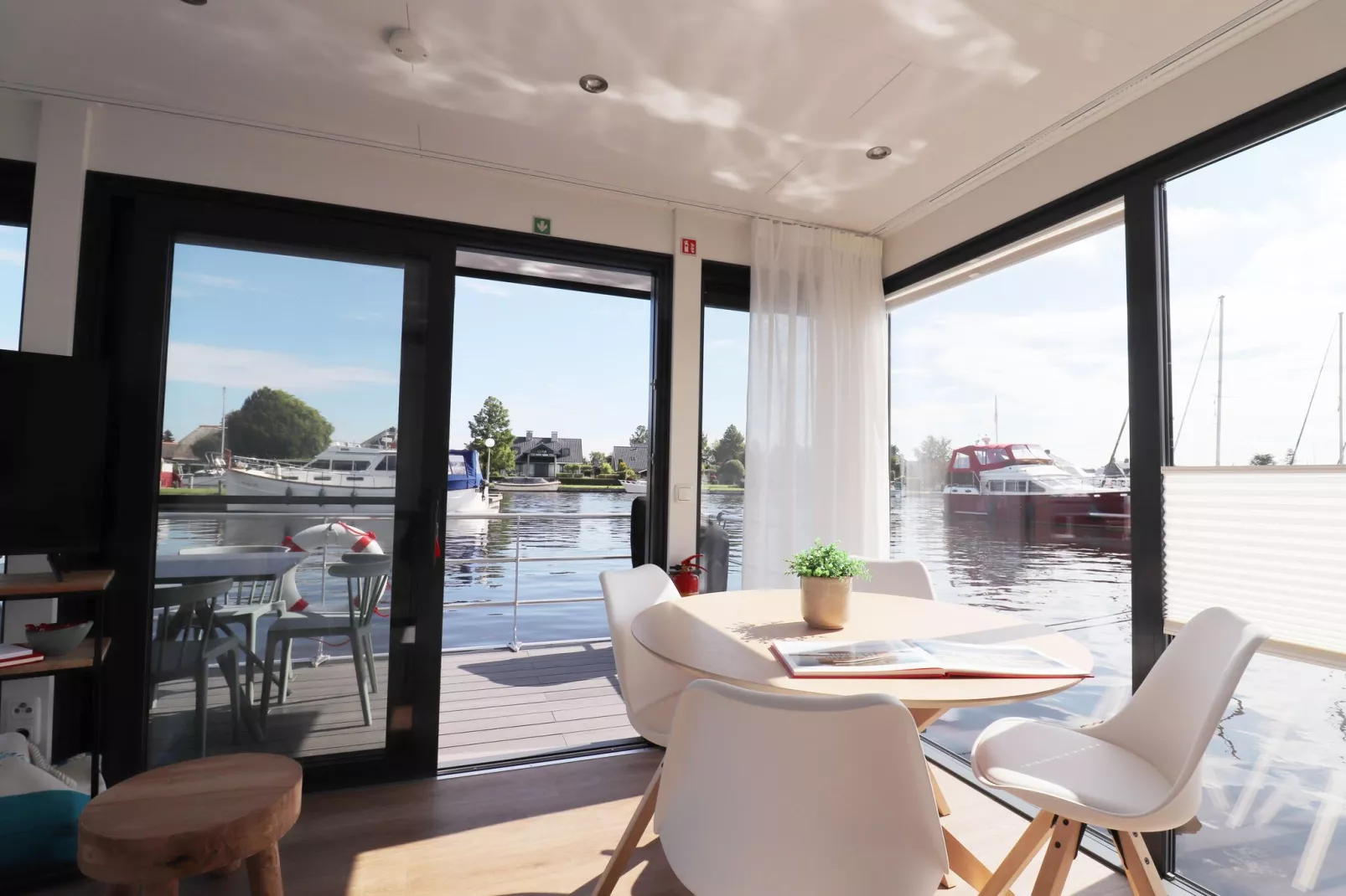 Houseboat Refugio-Woonkamer