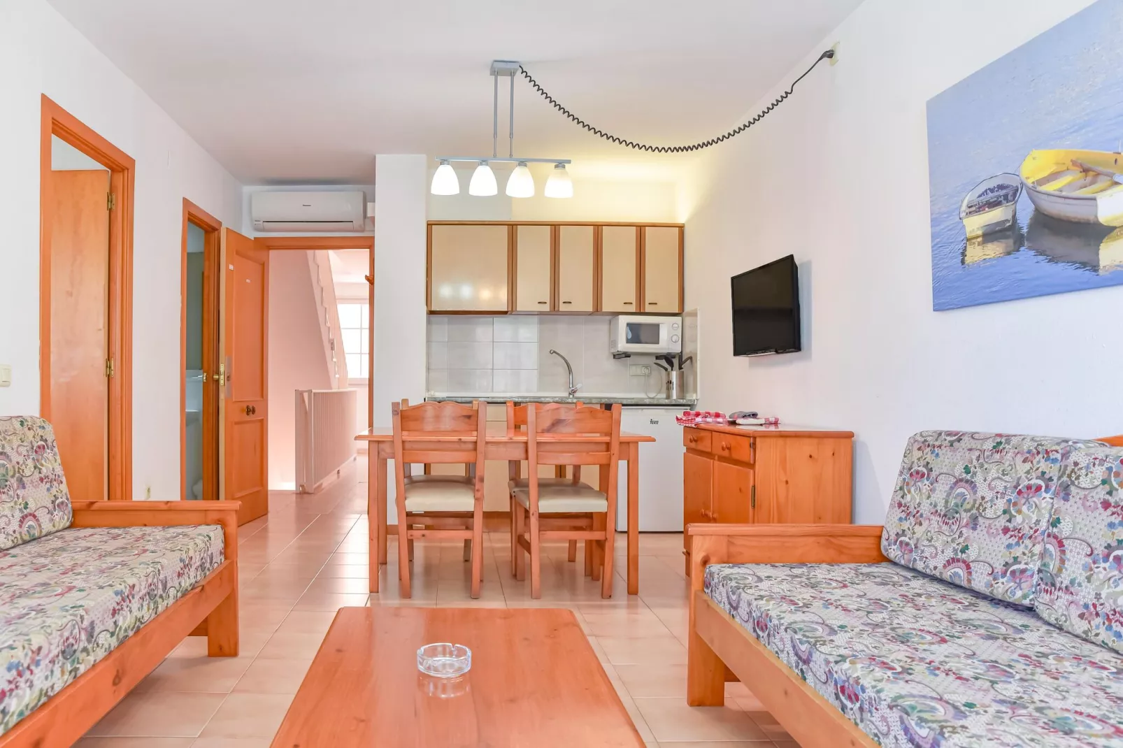 APARTAMENTOS COMTE D'EMPURIES B24-Eetkamer