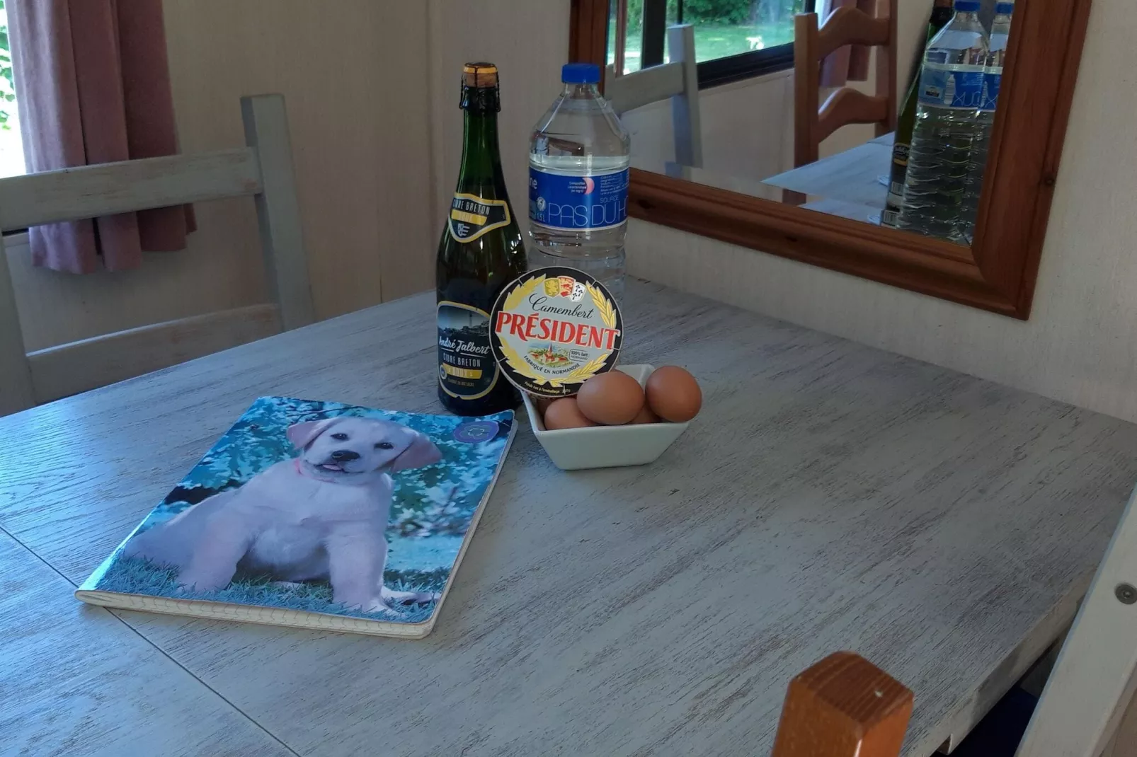 La petite Grenterie en mobil home-Eetkamer