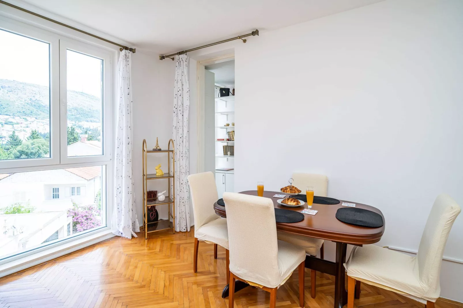 Apartment Klaudia - Two Bedroom Apartment with Balcony-Eetkamer