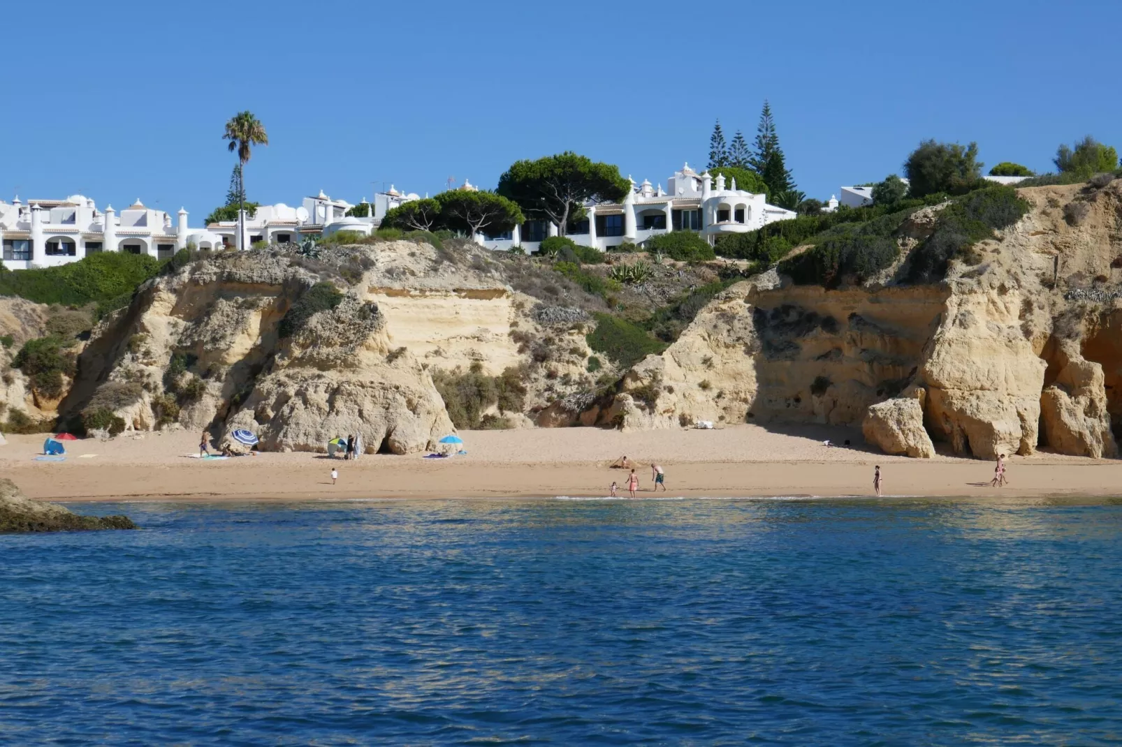 Reihenhaus in Armação de Pêra // Casa Ninho