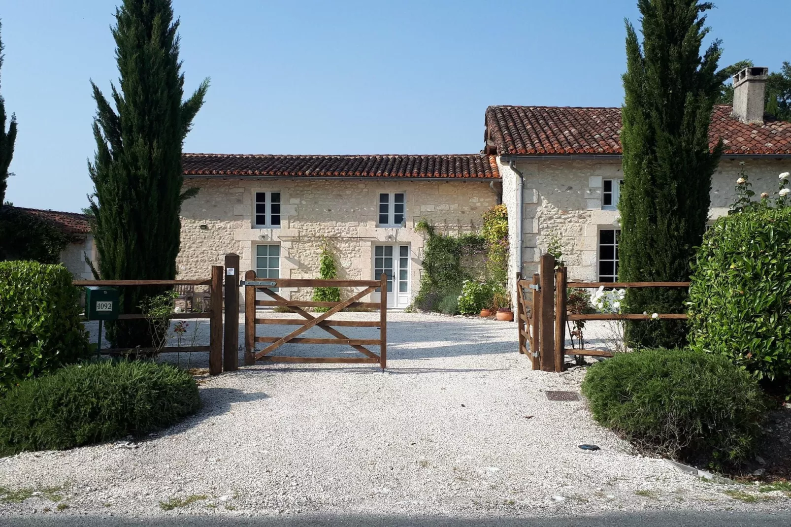 Maison de vacances Verteillac-Buitenkant zomer