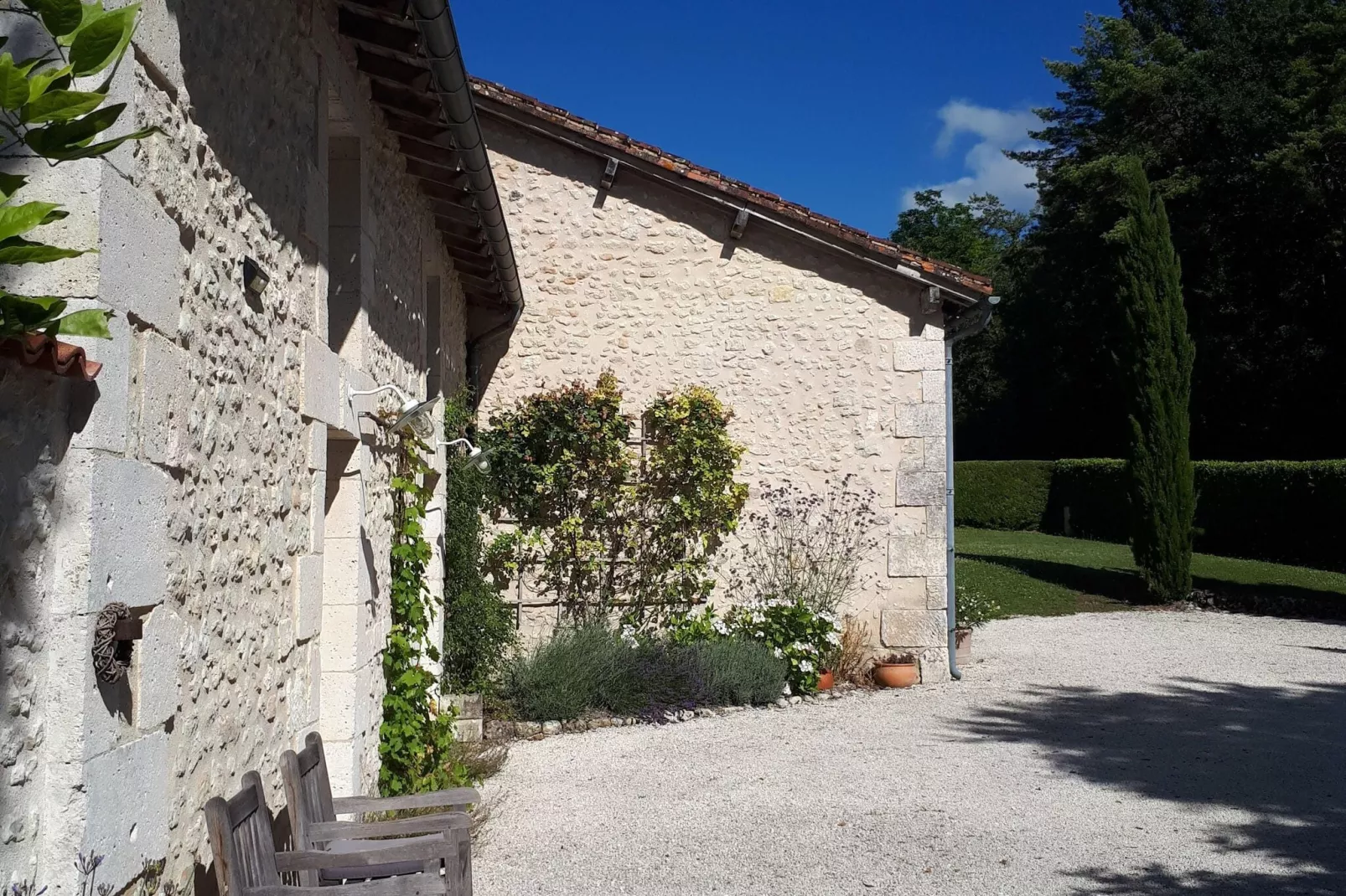 Maison de vacances Verteillac-Buitenkant zomer