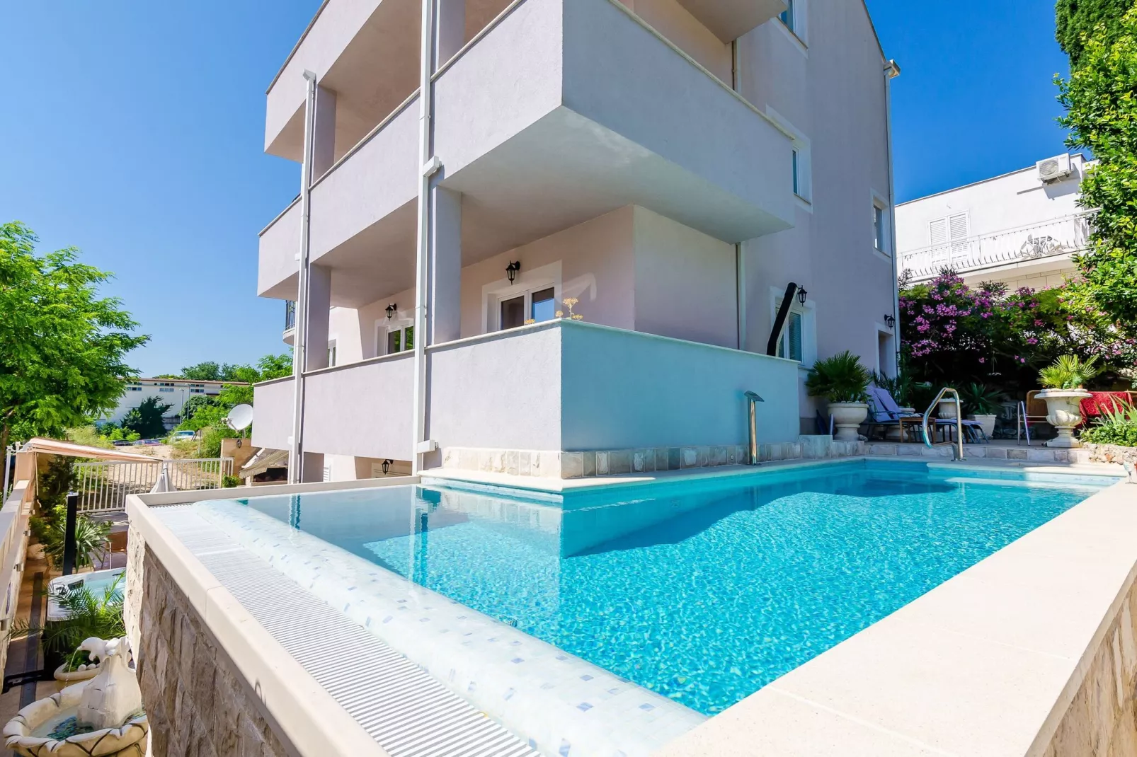 Apartments Aura - Comfort Studio Apartment a with shared swimming pool