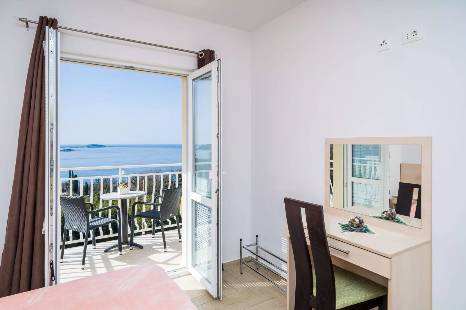 Villa Samba - Superior One-Bedroom Apartment with Balcony and Sea View-Woonkamer