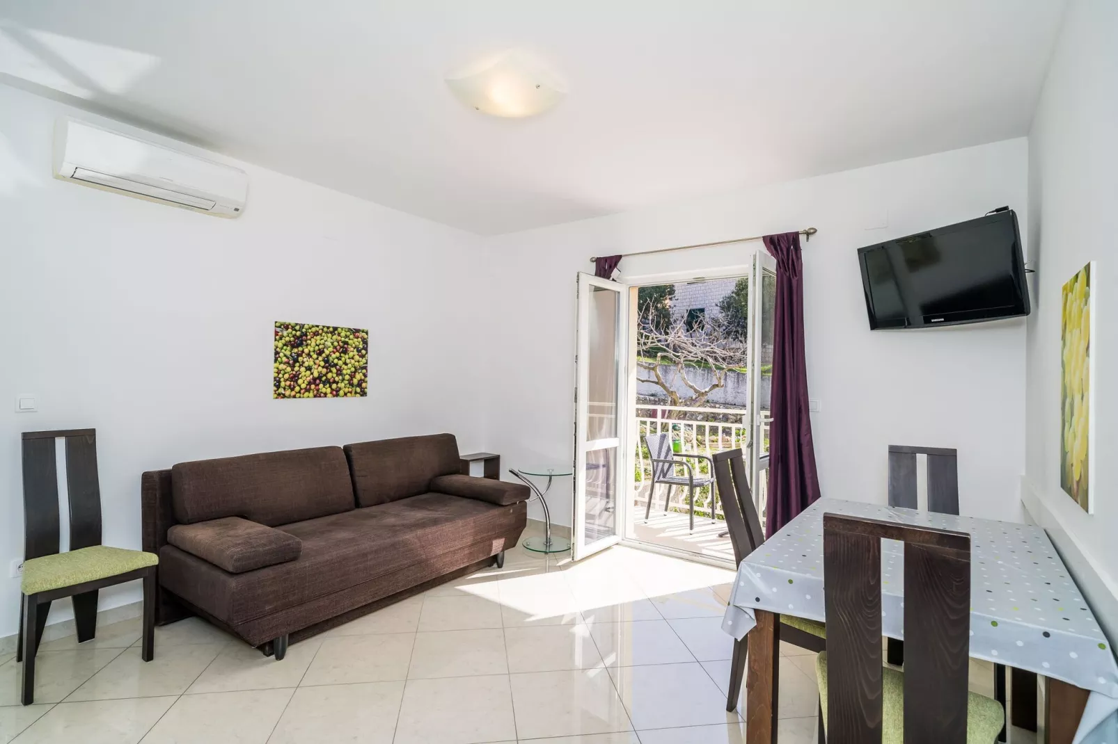 Villa Samba -  Luxury One-Bedroom Apartment with Balcony and Sea View-Woonkamer