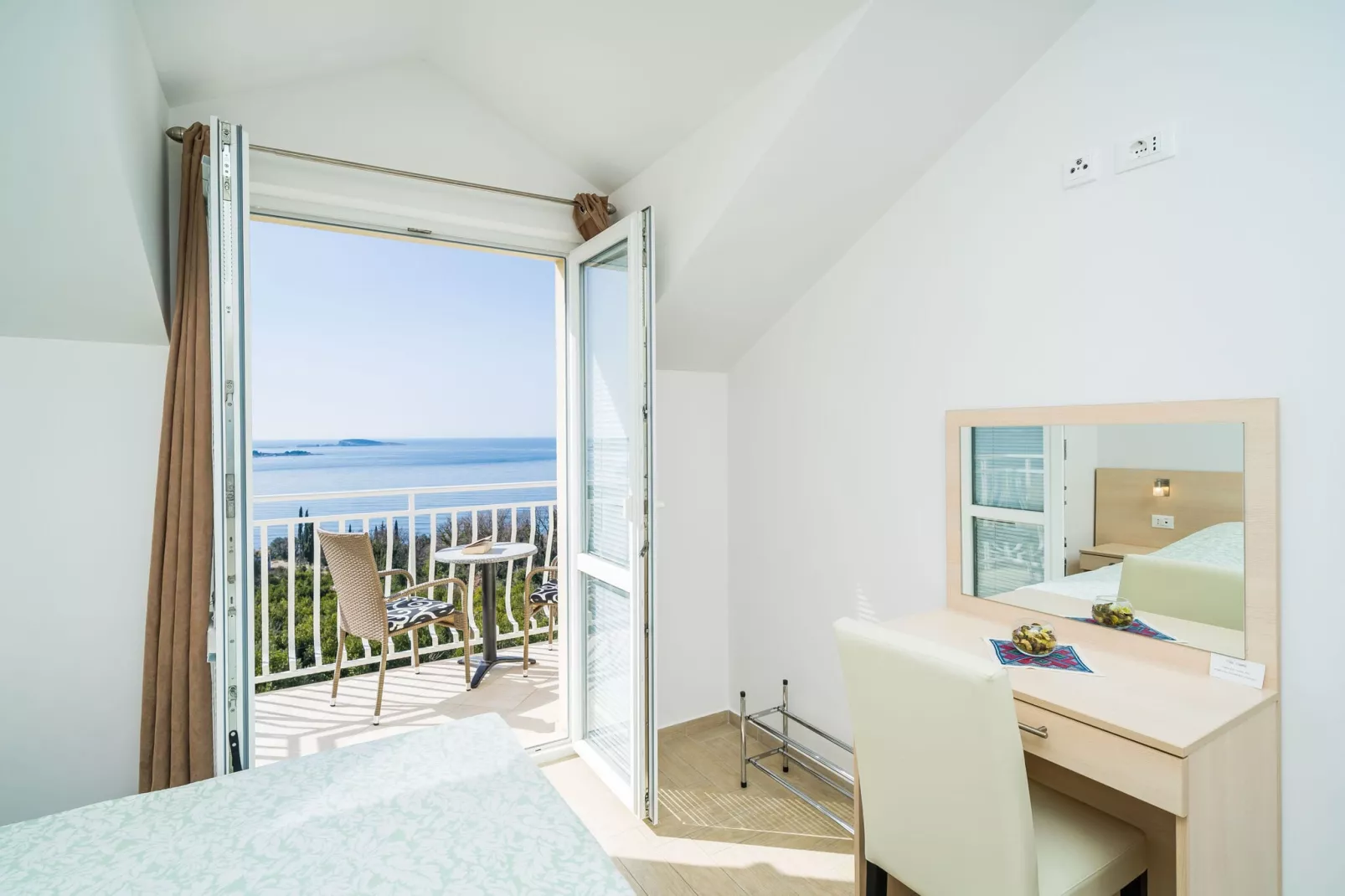 Villa Samba- Premium One-Bedroom Apartment with Balcony and Sea View-Slaapkamer