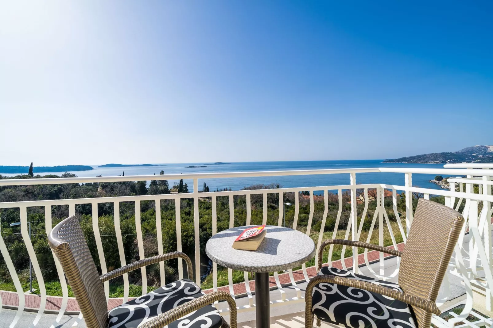 Villa Samba- Premium One-Bedroom Apartment with Balcony and Sea View-Terrasbalkon