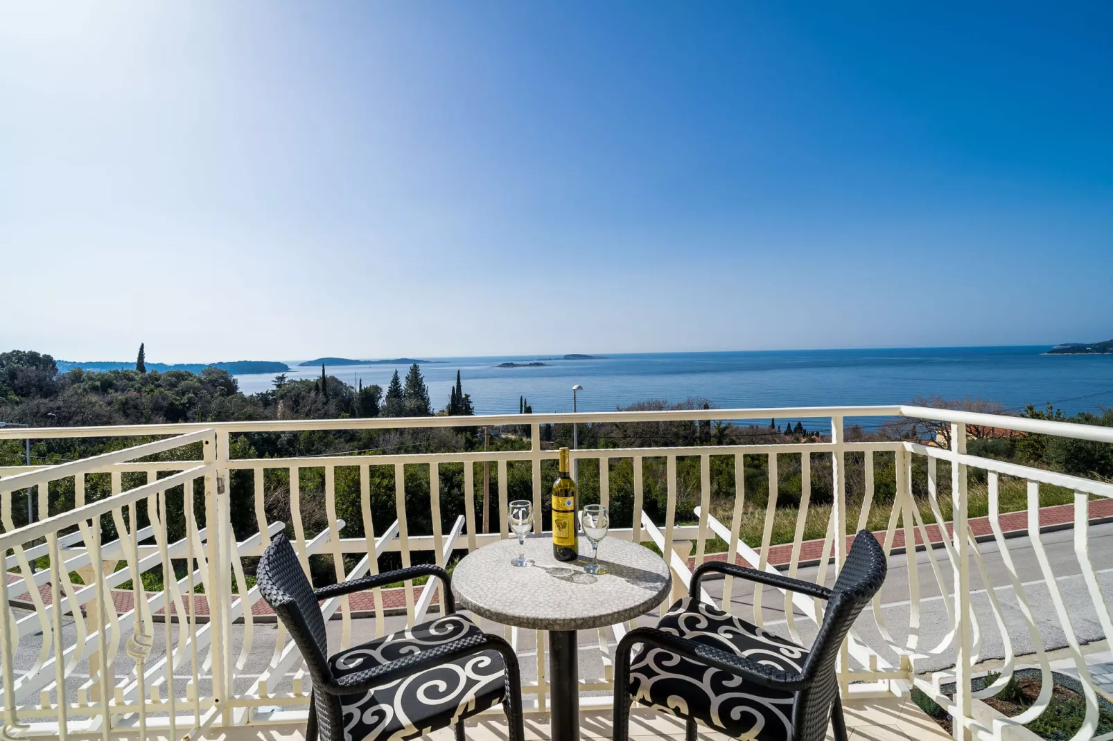 Villa Samba - Comfort One-Bedroom Apartment with Balcony and Sea View-Terrasbalkon