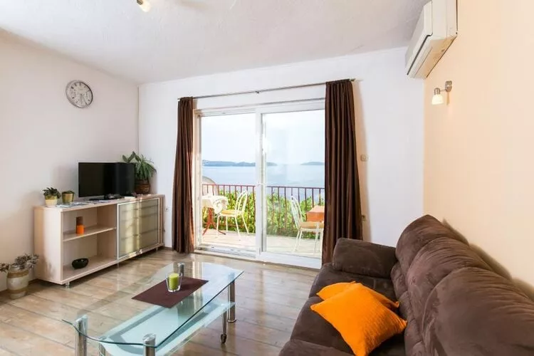 Guest House Fontana - Two Bedroom Apartment with Balcony and Sea View-Woonkamer