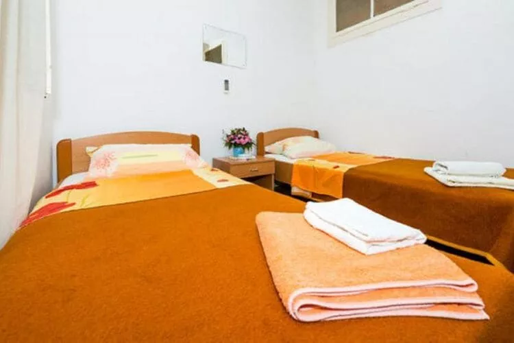 Rooms Kisic - Twin Room with Shared Bathroom-Slaapkamer