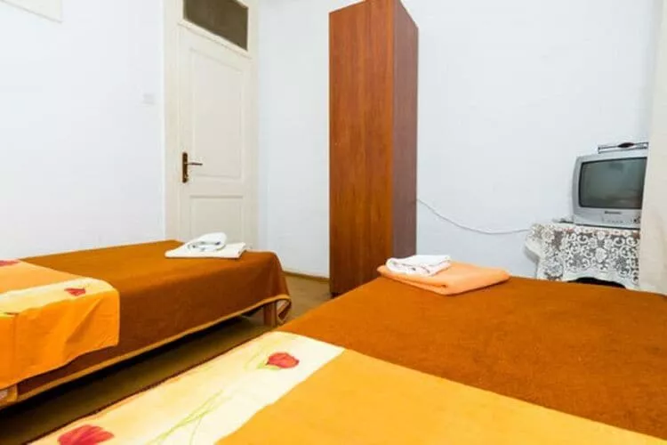 Rooms Kisic - Twin Room with Shared Bathroom-Slaapkamer