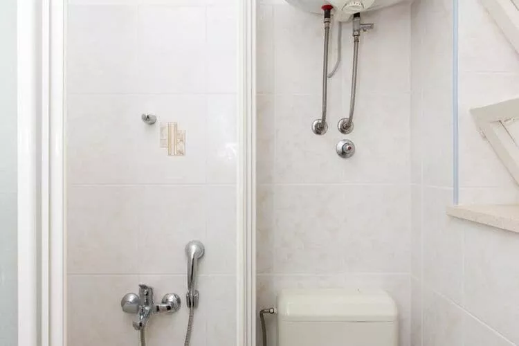 Guest House Ljubica - Double Room with Private Bathroom-2-Badkamer