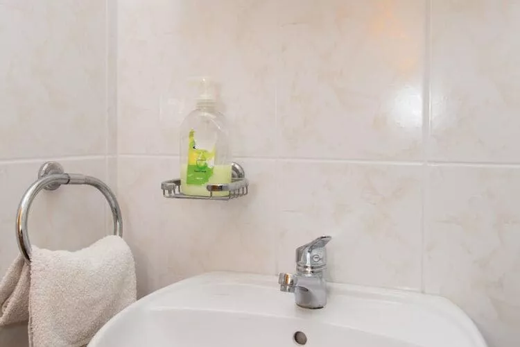 Guest House Ljubica - Double Room with Private Bathroom-2-Badkamer