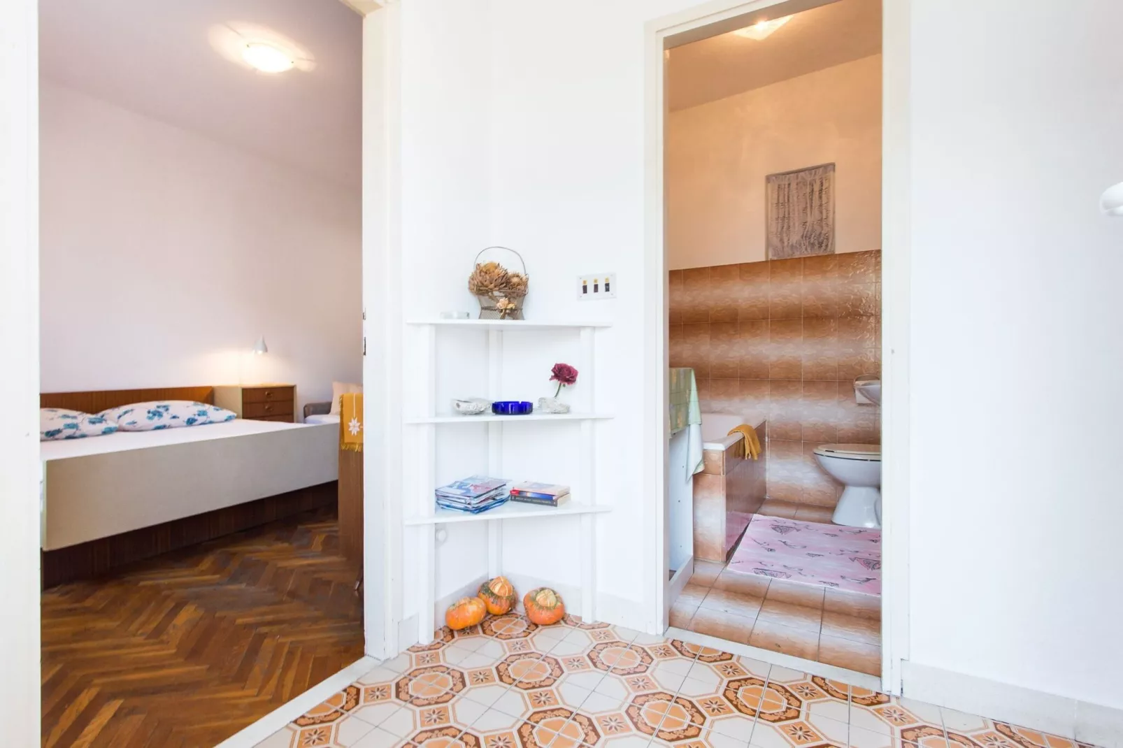 Guest House Ljubica - Double Room with Private Bathroom-2-Binnen