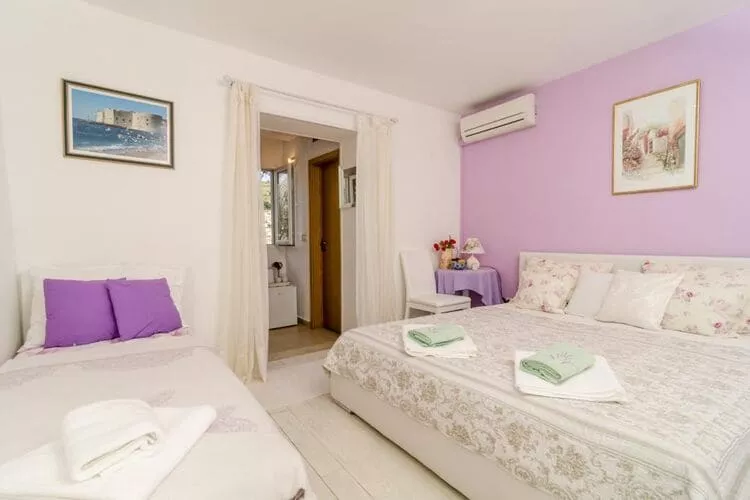 Guest House Ćuk - Triple Room with Patio-Slaapkamer