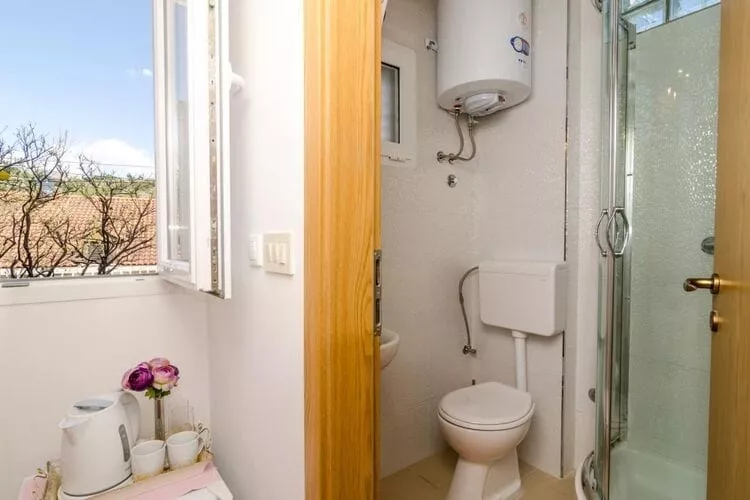 Guest House Ćuk - Triple Room with Patio-Badkamer