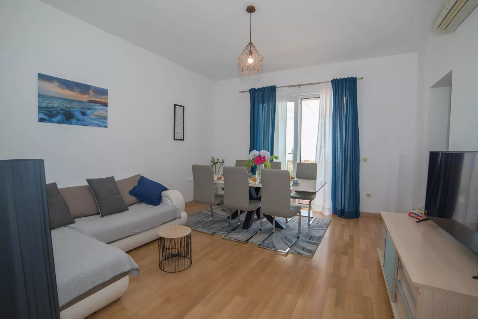 Apartment Faros - Two-Bedroom Apartment with Terrace and Sea View-Woonkamer