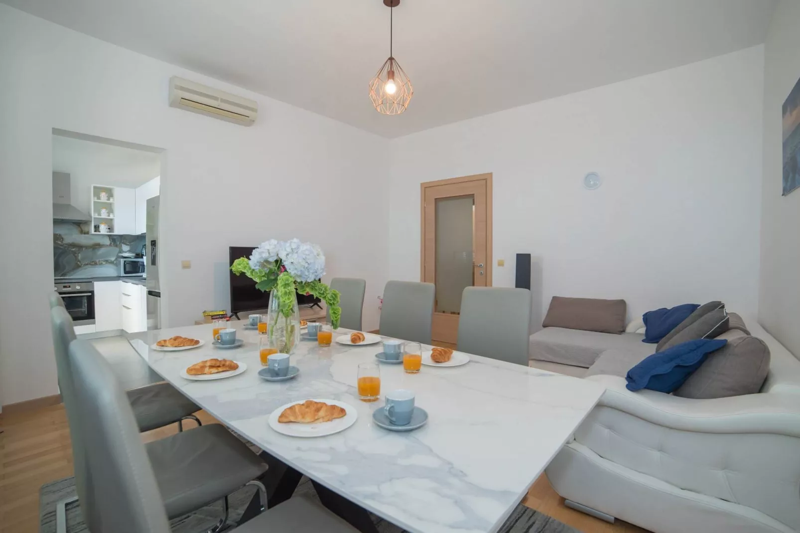 Apartment Faros - Two-Bedroom Apartment with Terrace and Sea View-Eetkamer