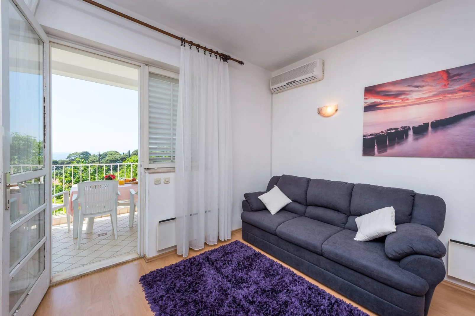 Apartment Lena - Three-Bedroom Apartment with Balcony and Sea View-Woonkamer