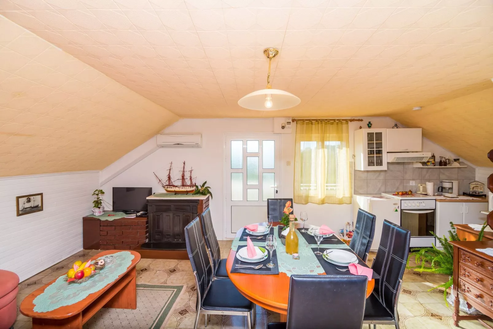 Apartment Desin - Three Bedroom Apartment with Terrace and Garden View-Eetkamer