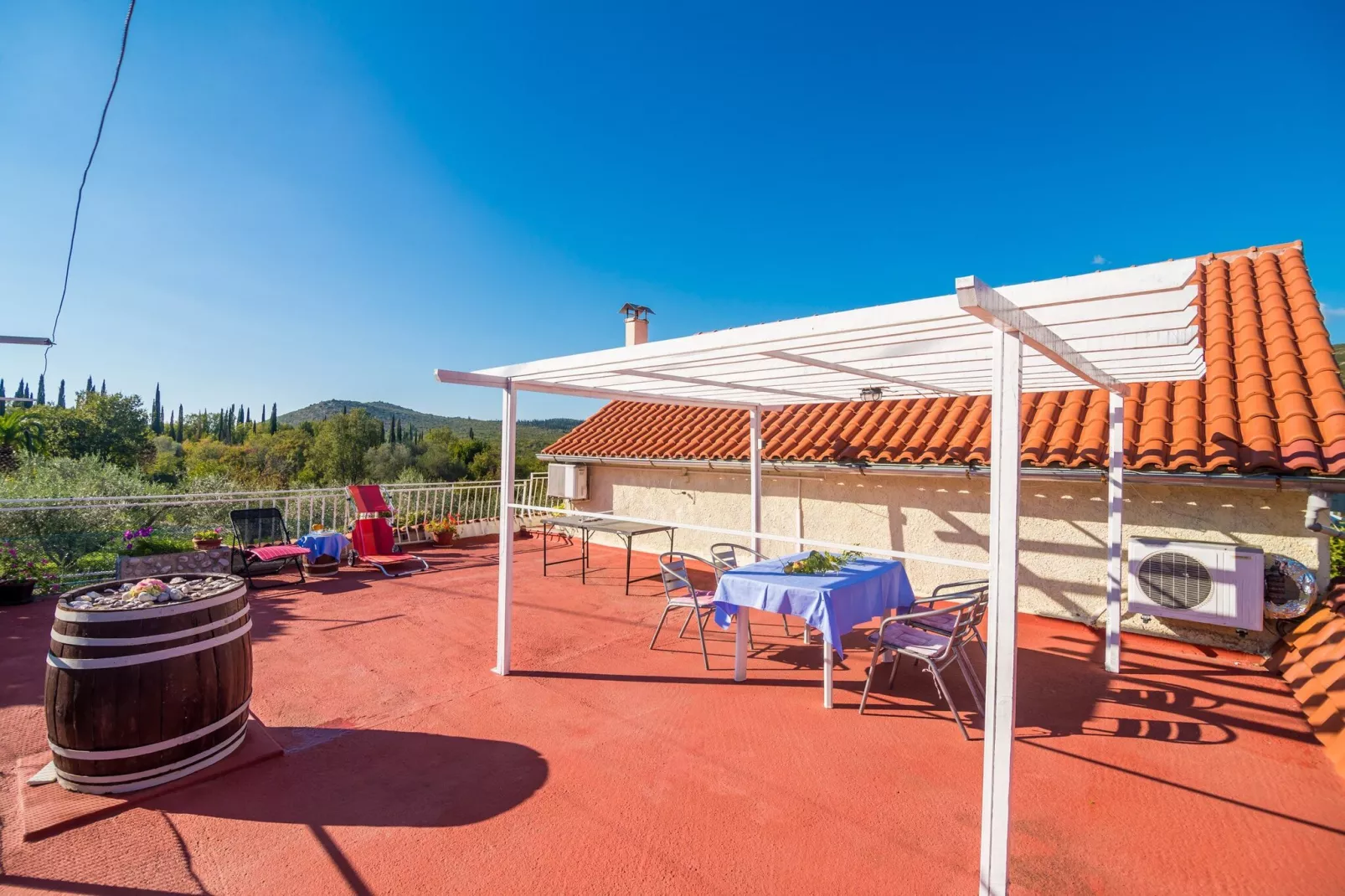 Apartment Desin - Three Bedroom Apartment with Terrace and Garden View-Terras