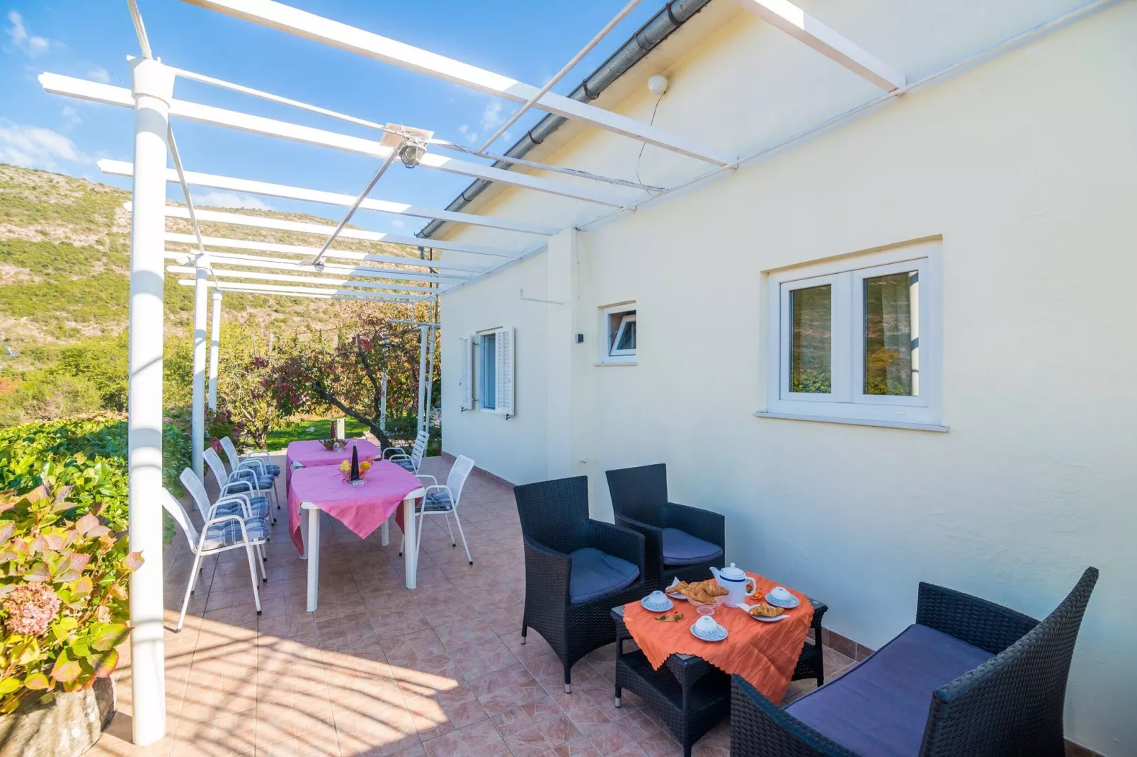 Apartment Desin - Three Bedroom Apartment with Terrace and Garden View-Terras