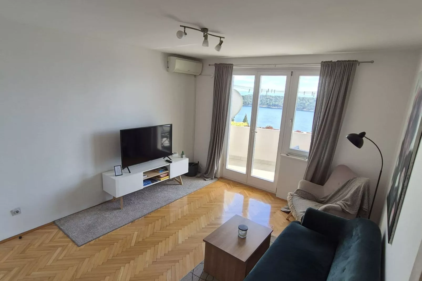 Apartment Mia - Two-Bedroom Apartment with Balcony and Sea View-Woonkamer