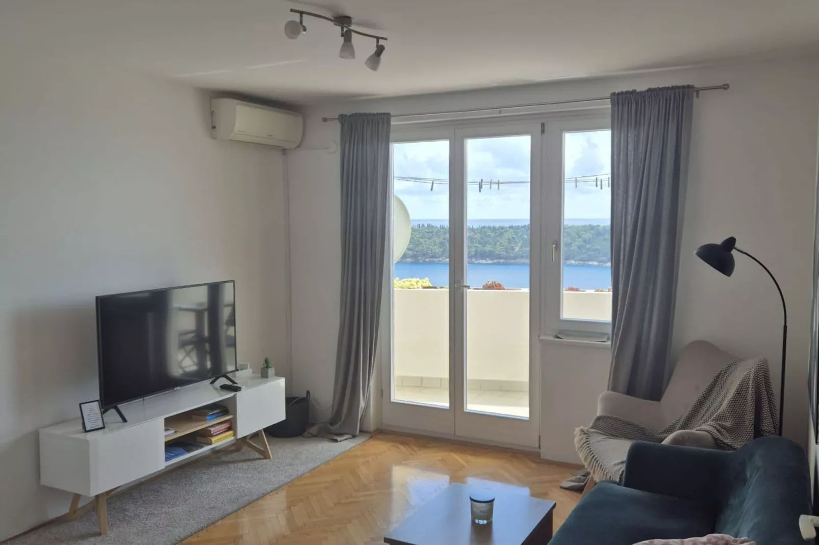 Apartment Mia - Two-Bedroom Apartment with Balcony and Sea View-Woonkamer