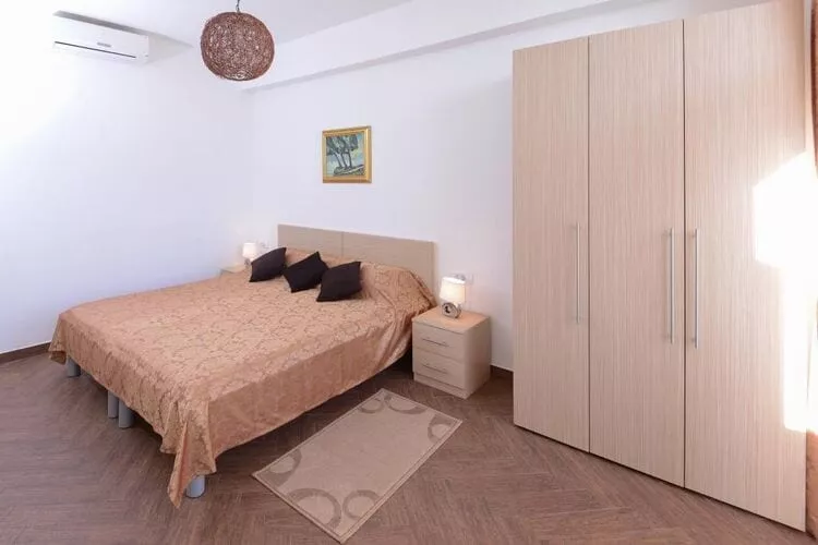 Apartments Ševelj - Comfort Studio With Shared Terrace And Sea View-Binnen