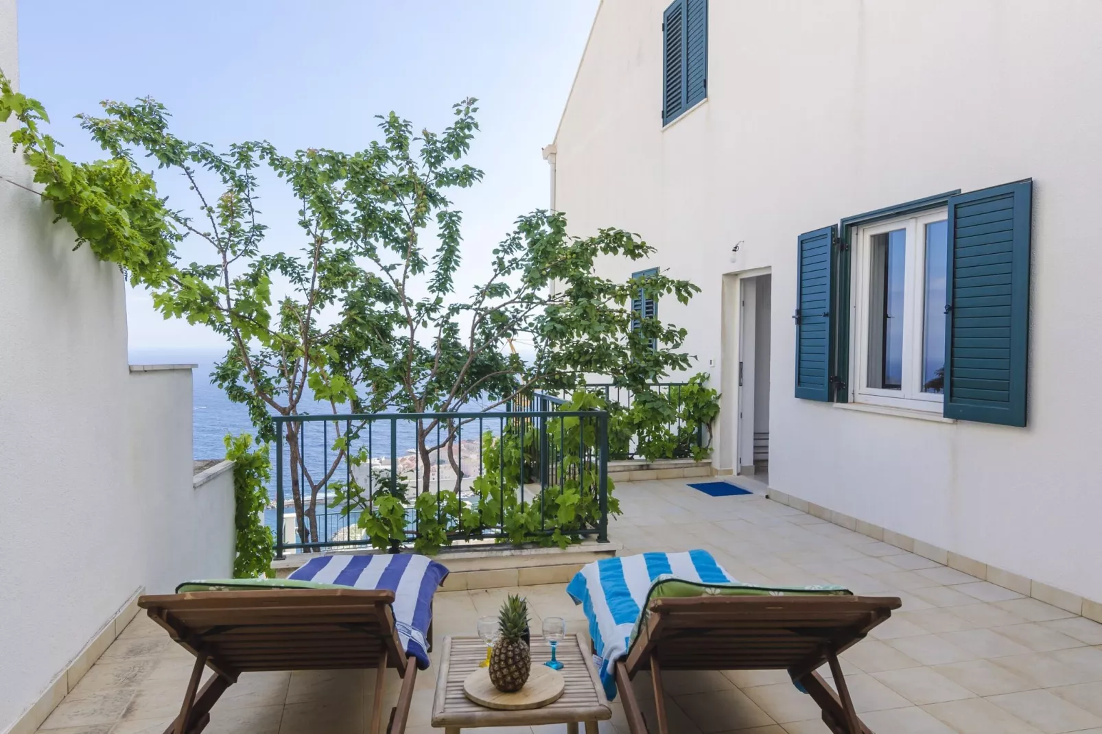 Ploce Apartments- Two-Bedroom Apartment with Terrace and Sea View - Frana Cale 24 Street-Terras