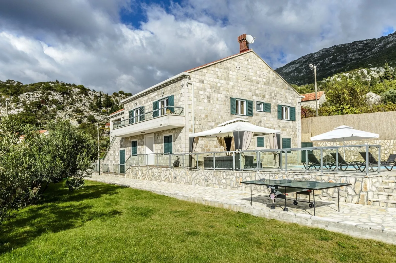 Villa Pave - Six-Bedroom Villa with Terrace and Swimming Pool-Buitenlucht