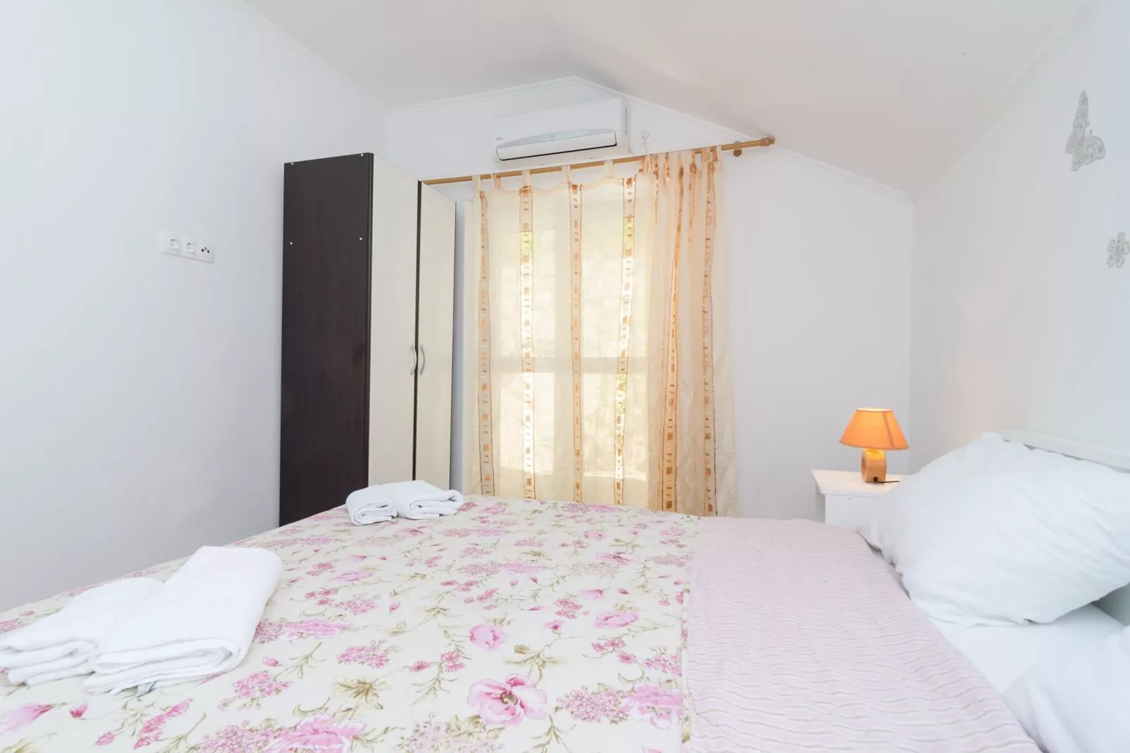 Guest House Daniela - Double Room with Terrace and Sea View - SOBA 8-Slaapkamer