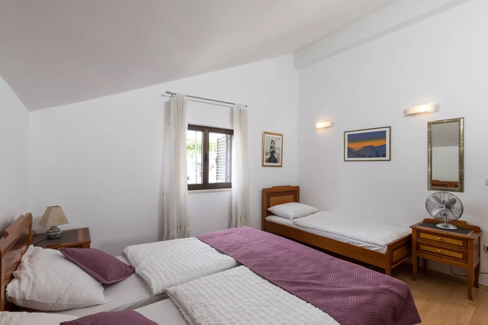 Guest House Kono - Two-Bedroom Apartment with Balcony and Sea View - Marka Gjaje Street-Slaapkamer