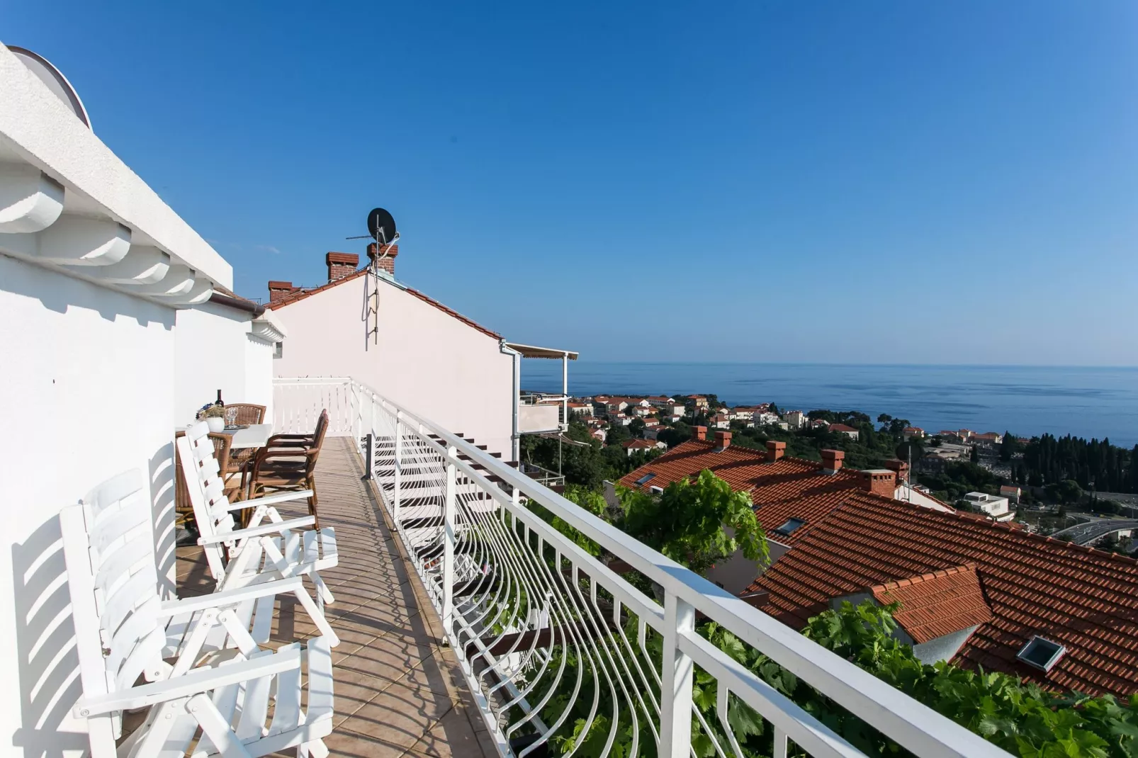 Guest House Kono - Two-Bedroom Apartment with Balcony and Sea View - Marka Gjaje Street-Terrasbalkon