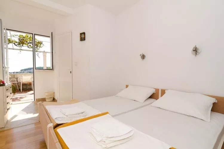 Guest House Misita - Triple Room with Balcony and Sea View-Slaapkamer