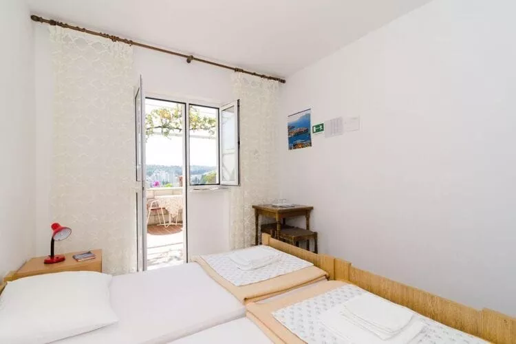 Guest House Misita - Twin Room with Balcony and Sea View-Slaapkamer