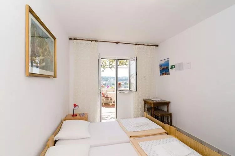 Guest House Misita - Twin Room with Balcony and Sea View-Slaapkamer