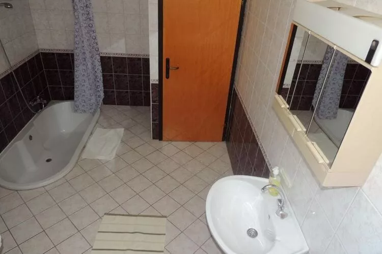 Apartments Travarevic - Two-Bedroom Apartment (4 Adults) No1-Badkamer