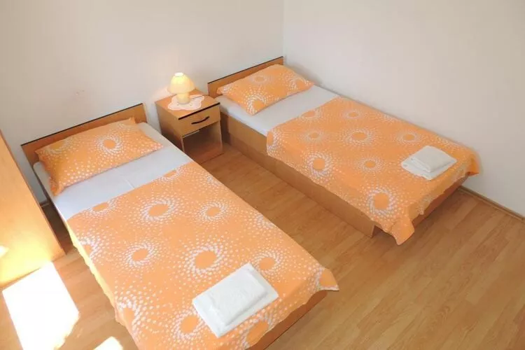 Apartments Travarevic - Two-Bedroom Duplex (6 Adults)-Slaapkamer