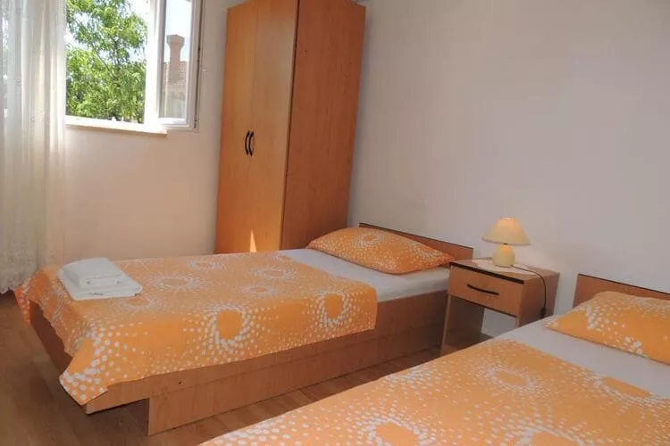 Apartments Travarevic - Two-Bedroom Duplex (6 Adults)-Slaapkamer