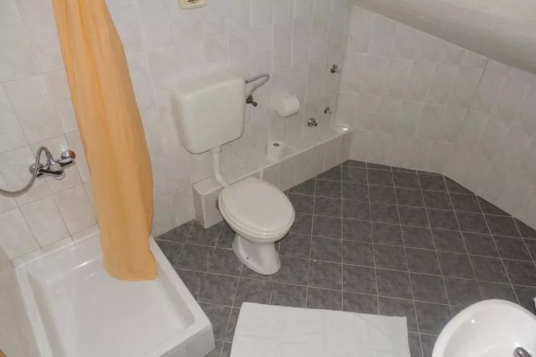 Apartments Travarevic - Two-Bedroom Duplex (6 Adults)-Badkamer