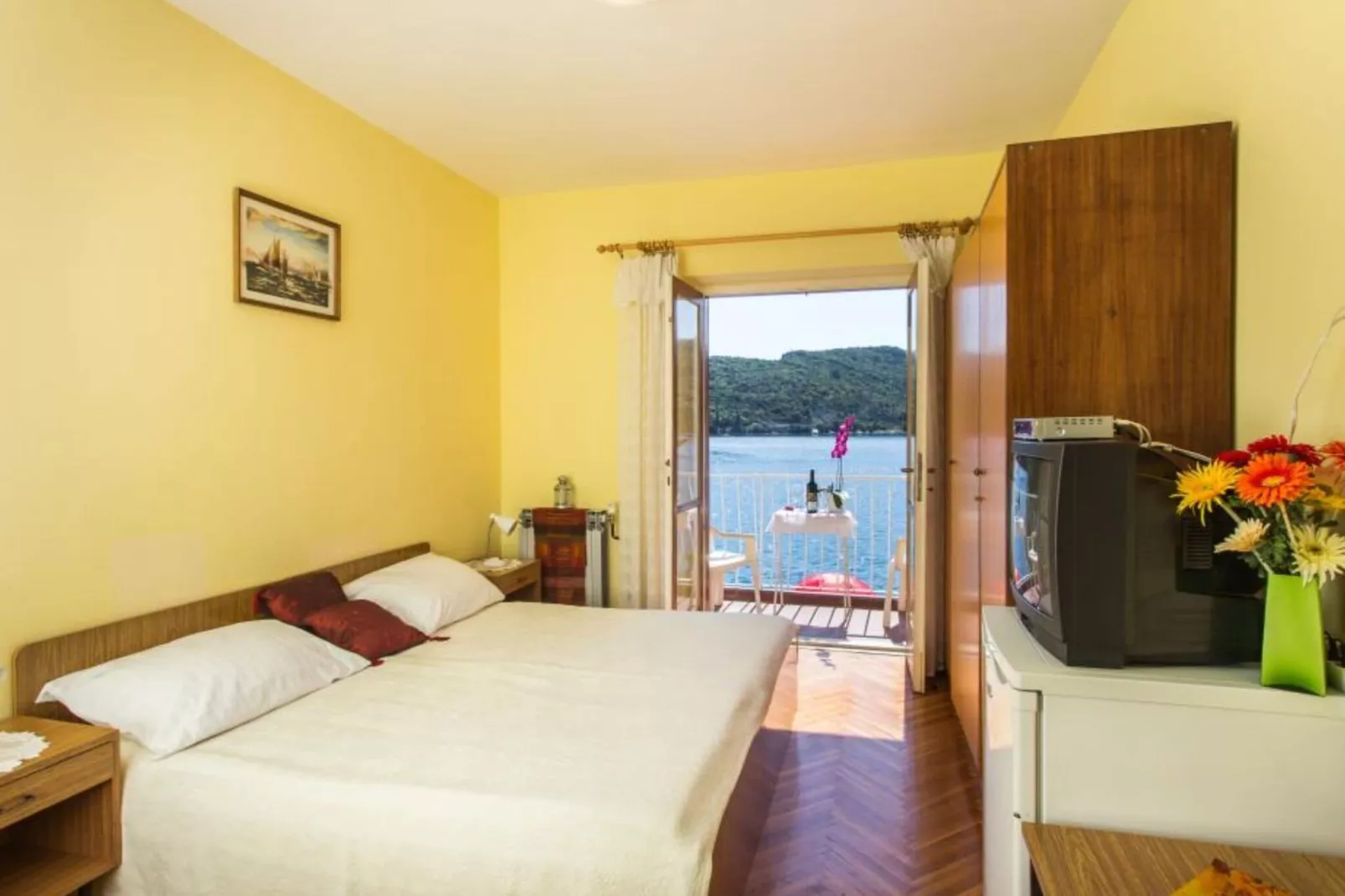 Villa Malfi - Double Room with Sea View (S1)-Slaapkamer