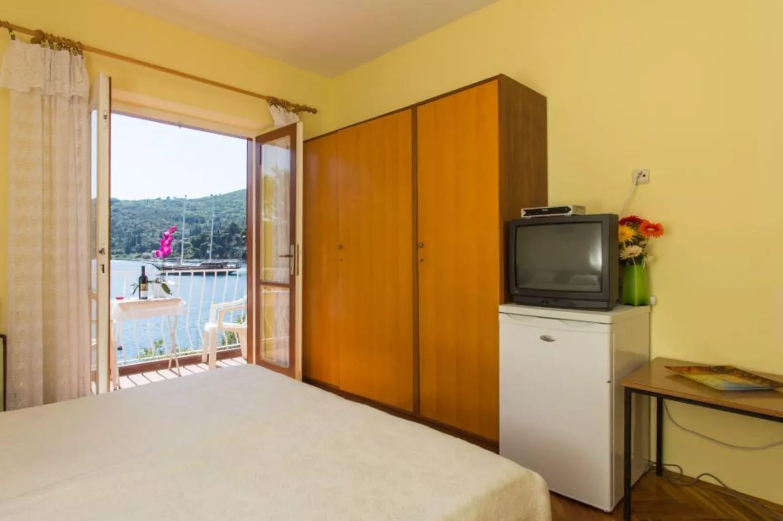 Villa Malfi - Double Room with Sea View (S1)-Slaapkamer