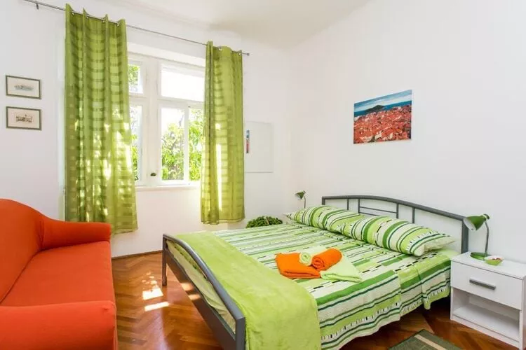 Apartment Blue & Green -  Two-Bedroom Apartment with Terrace and Garden View-Slaapkamer