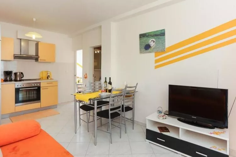 Apartments Pojko - One-Bedroom Apartment with Terrace (Yellow)