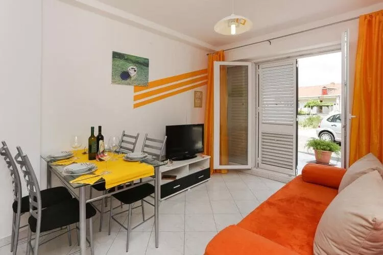 Apartments Pojko - One-Bedroom Apartment with Terrace (Yellow)-Woonkamer