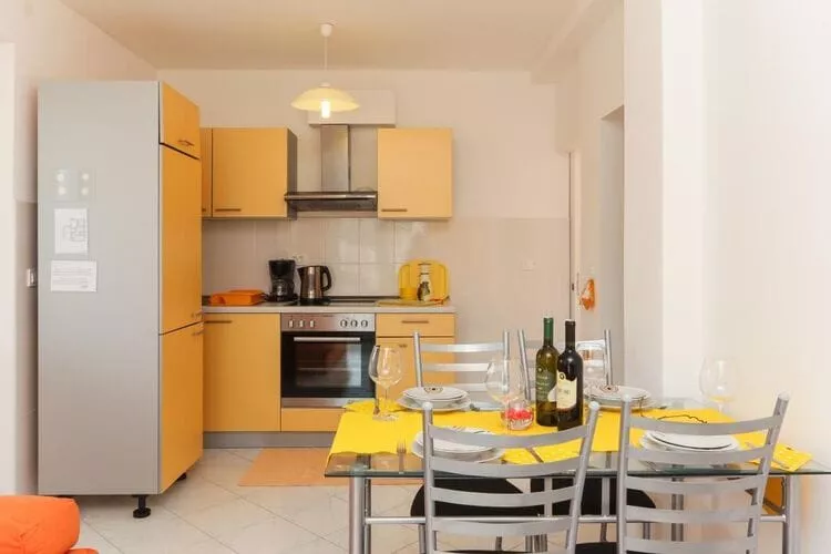 Apartments Pojko - One-Bedroom Apartment with Terrace (Yellow)-Eetkamer